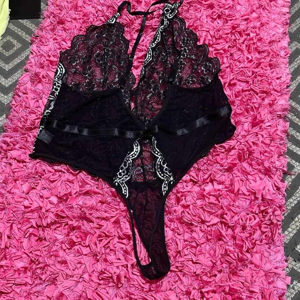 Chic Black and White Lace Floral Bodysuit - Picture 6 of 7